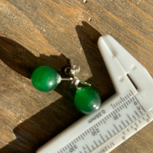 IMPERIAL JADE 10 mm ROUND STERLING SILVER STUDS - Picture 3 of 3